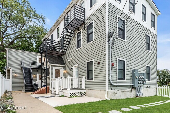 Building Photo - 700 1st Ave