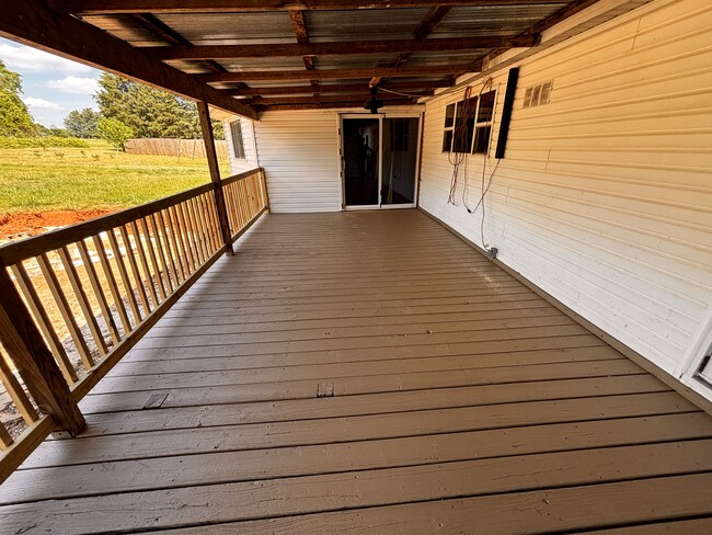 Building Photo - 136 Brown Farms Dr