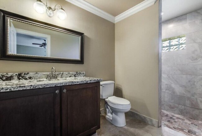 Building Photo - 2713 Yarmouth Dr