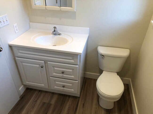 Building Photo - Updated 3 bedroom, 2 bathroom duplex in Sp...