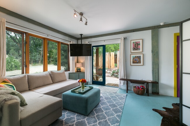 Building Photo - 402 Trujillo Ln