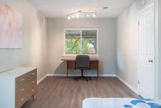 Building Photo - 2121 Trede Dr