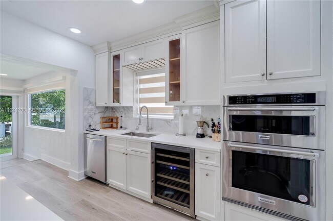 Building Photo - 1931 SW 22nd Ave