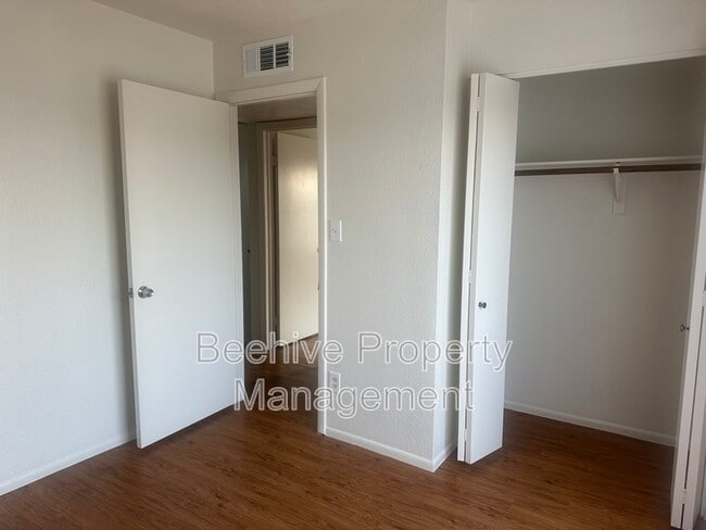 Building Photo - 1342 W Emerald Ave