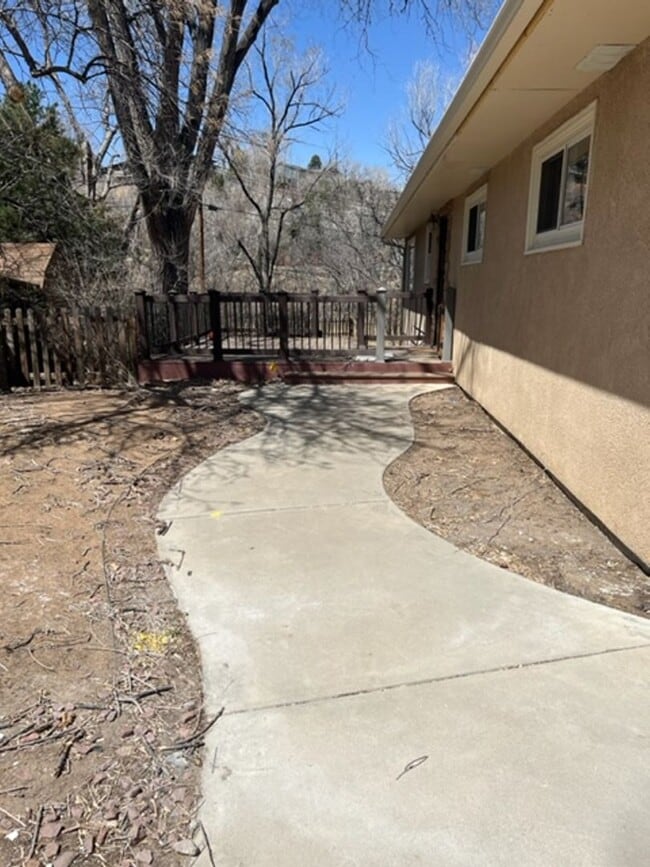 Building Photo - 4 BEDROOM HOME IN SKYWAY!!