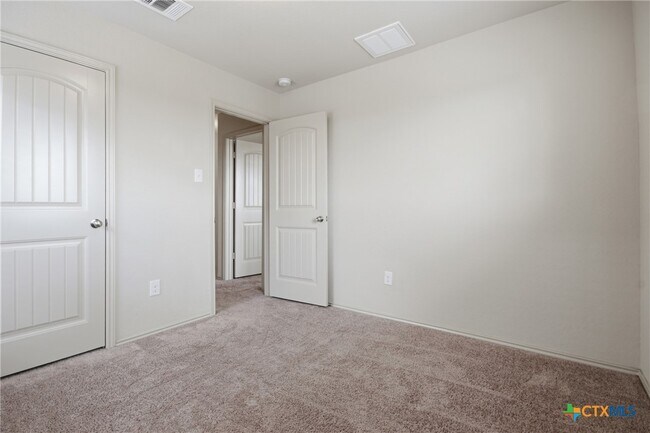 Building Photo - 131 Lake Gln