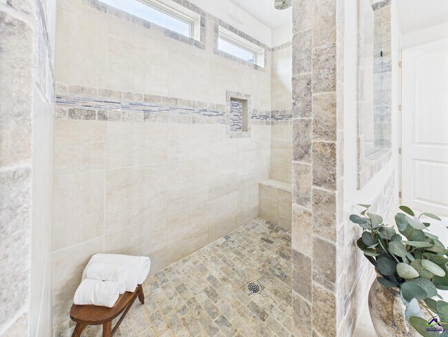 Building Photo - 205 Pebble Stone Pl