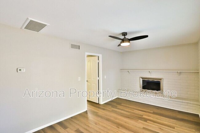 Building Photo - 144 E Vista Del Cerro Dr