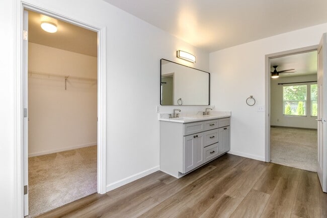 Building Photo - Beautiful upgraded 4 bedroom DuPont home with AC and sprinkler system