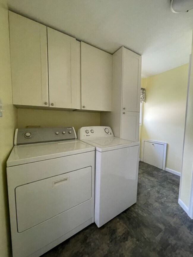 Building Photo - ADORABLE 3 BED 1.5 BATH BUNGALOW -----DEERING ST.