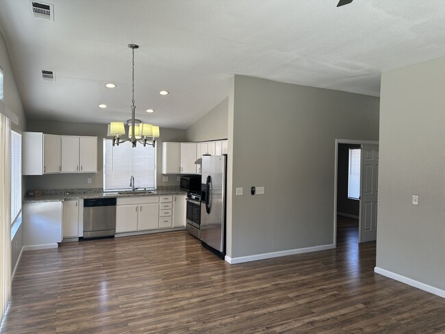 Building Photo - Modesto Cute 4 Bedroom 2 Bath Single Story...