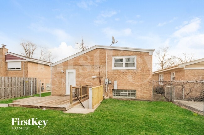 Building Photo - 14340 Kenwood Ave