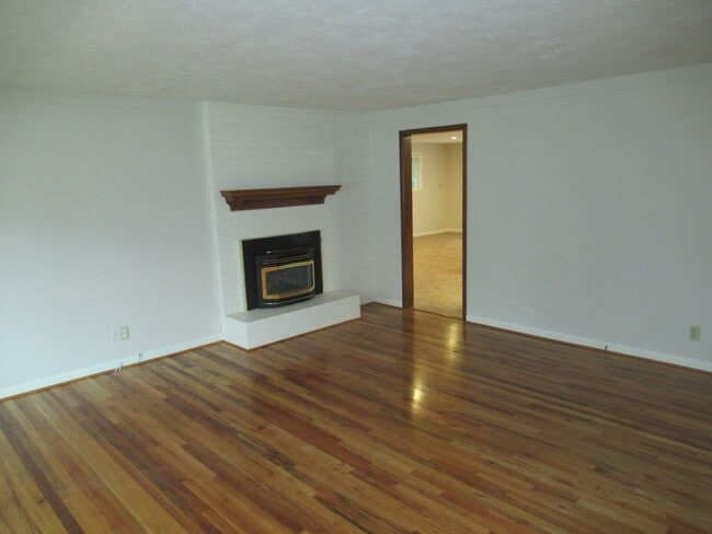 Building Photo - Four Bedroom Home in the Hills of South Salem