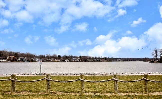 Building Photo - 3343 Waterside Dr