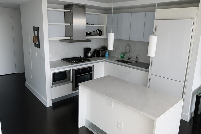 Building Photo - 77 Hudson St