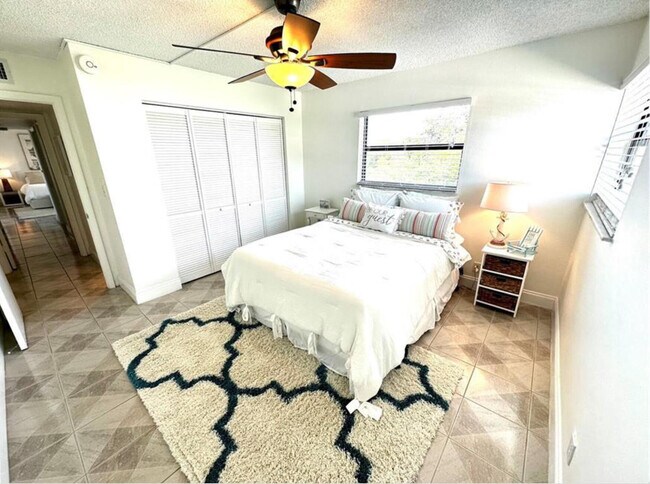 Building Photo - 1975 SE 3rd St