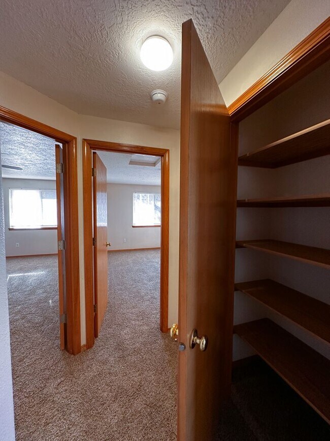 Building Photo - Ridgetop Duplex