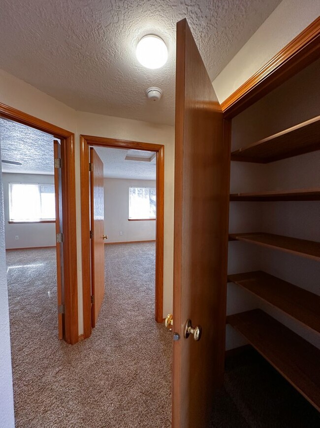 Building Photo - Spacious 2-Bedroom Duplex in Desirable Neighborhood