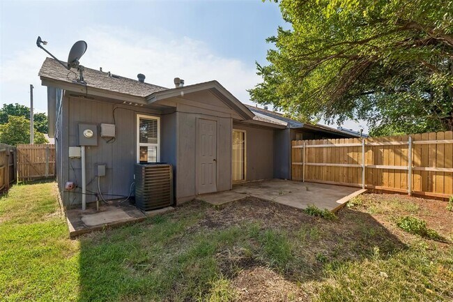 Building Photo - 208 Hudson Pl