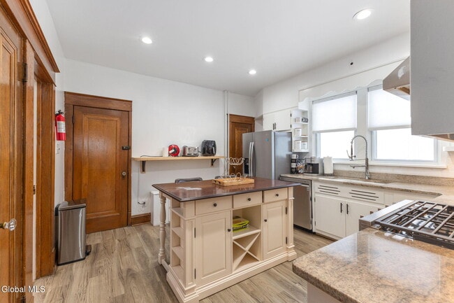 Building Photo - 106 N Pine Ave