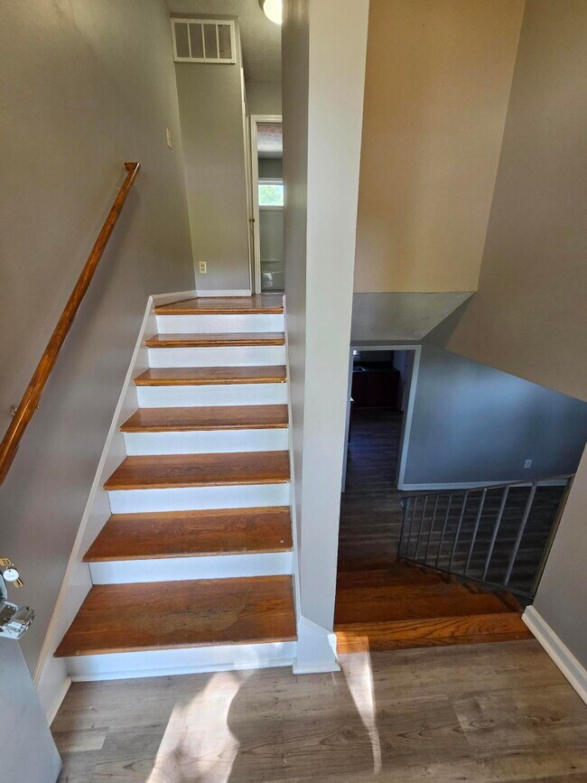 Building Photo - 3411 Sutherland Dr
