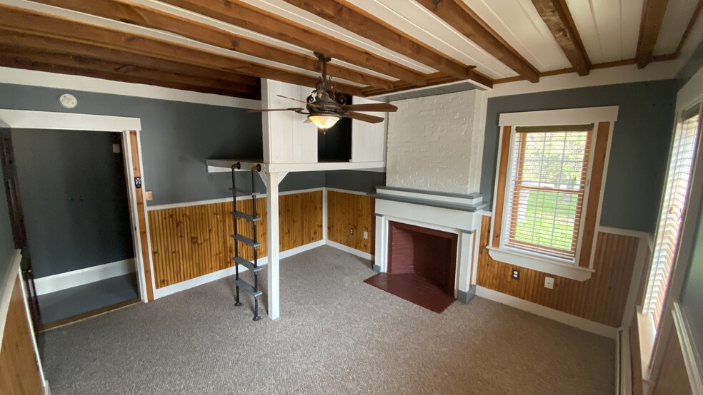 Bedroom w/ Loft - 154 Beach St