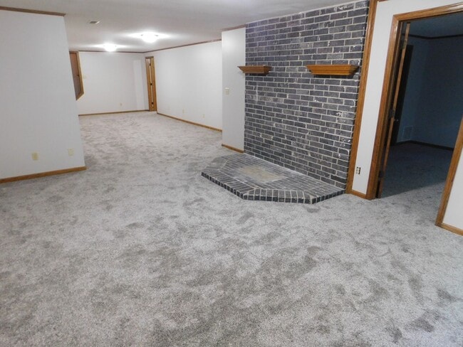 Building Photo - Stunning 5 Bedroom 3 Bathroom home!