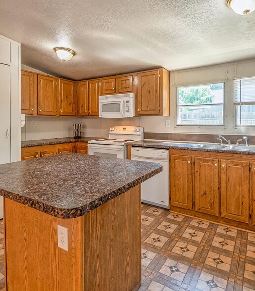 Building Photo - 714 Baldwin Ave SW