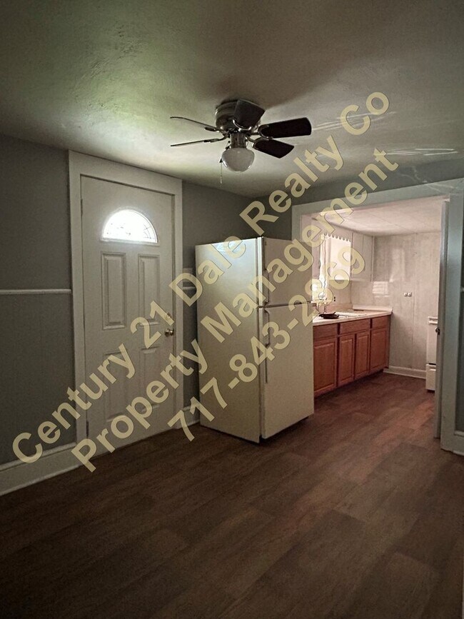 Building Photo - Large 2 Bedroom Apartment in Eastern Schoo...