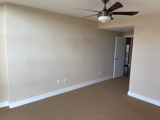 Building Photo - Luxury Condo on the Waterfront, with dedic...