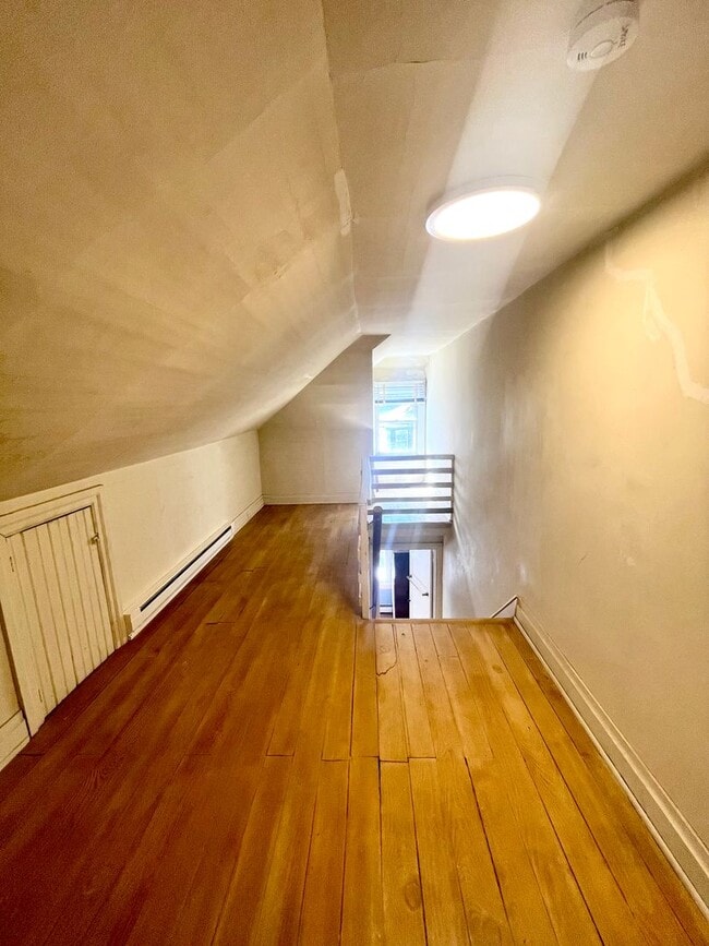 Building Photo - Spacious 4 Bedroom Home Available Now!