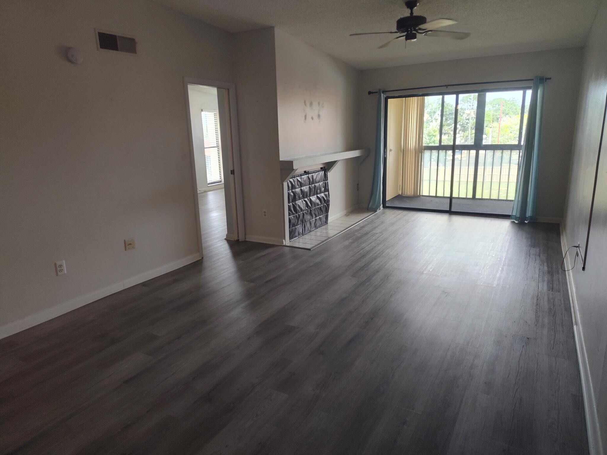 Family room - 2440 Winding Creek Blvd