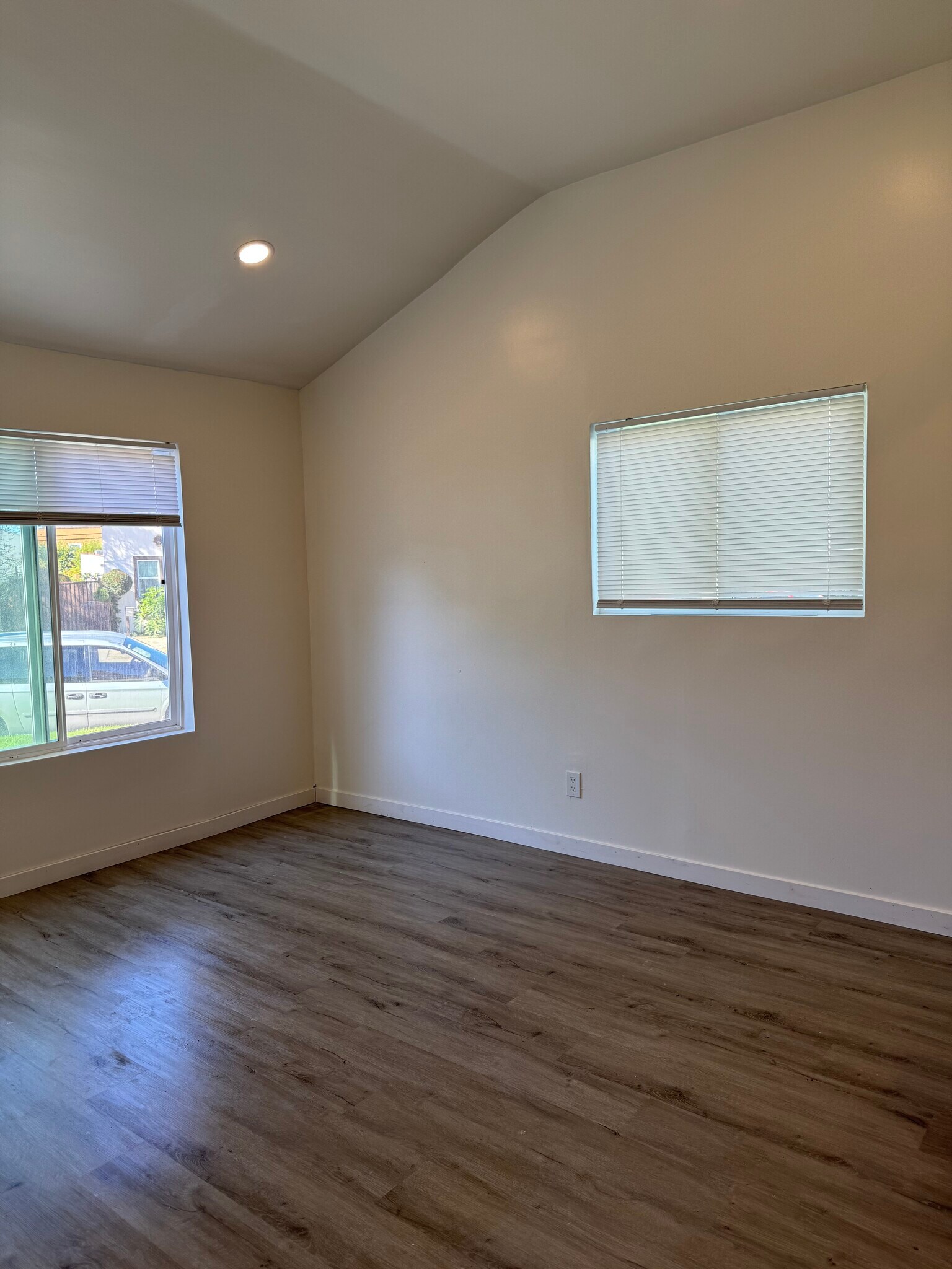 Building Photo - 2820 Vineyard Ave