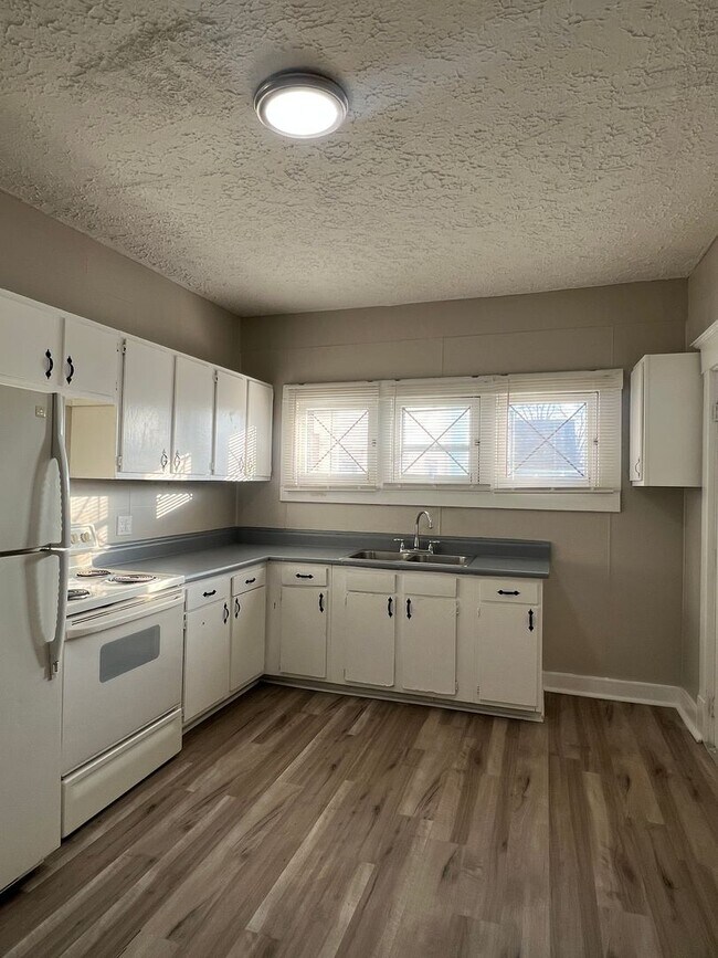 Building Photo - 400 N Grant Ave