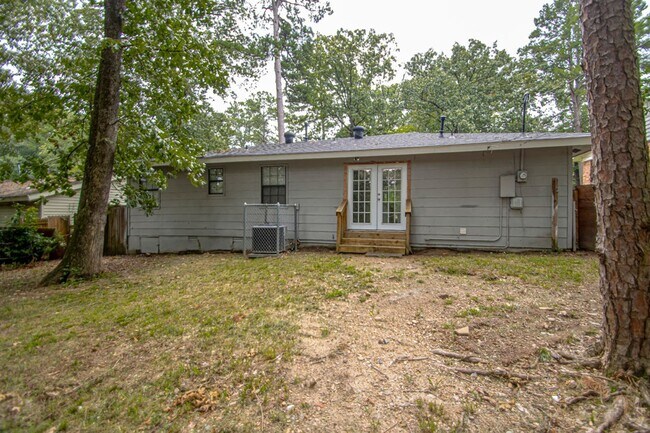 Building Photo - Charming 3-Bedroom Home with Large Fenced Backyard in Little Rock!