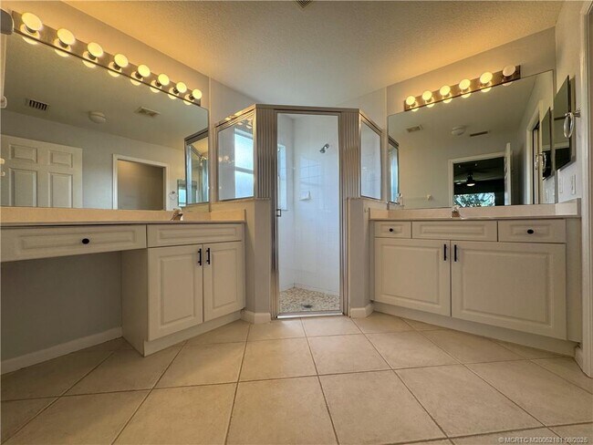 Building Photo - 4567 SE Murray Cove Cir