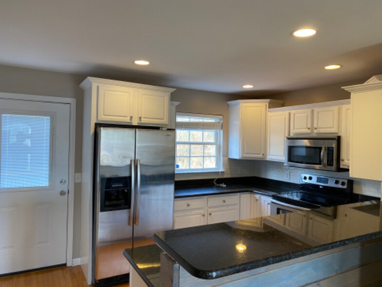 Building Photo - 182 Montvale Rd