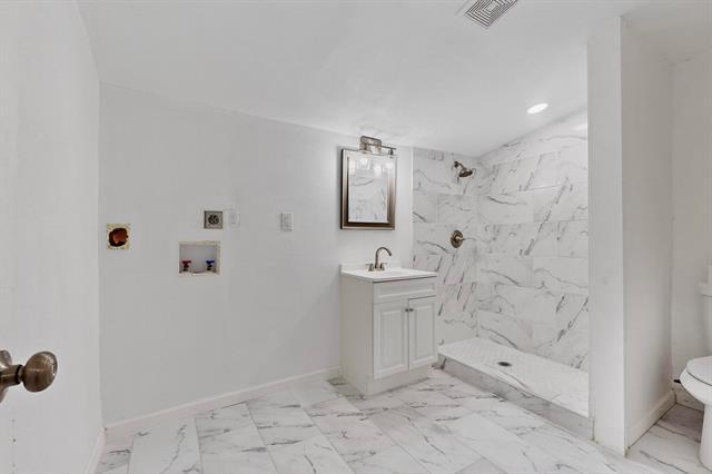 Building Photo - 631 Baker St