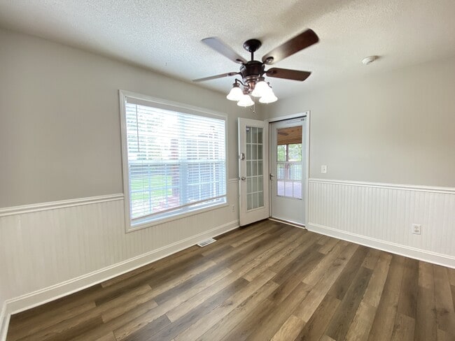 Building Photo - 346 Cresthaven Dr