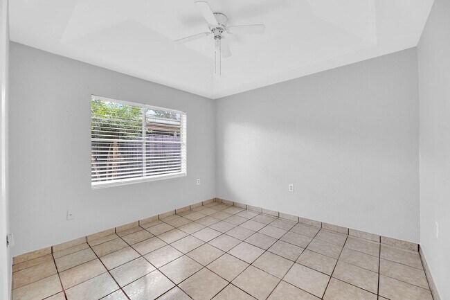 Building Photo - SPACIOUS! LOCATION!