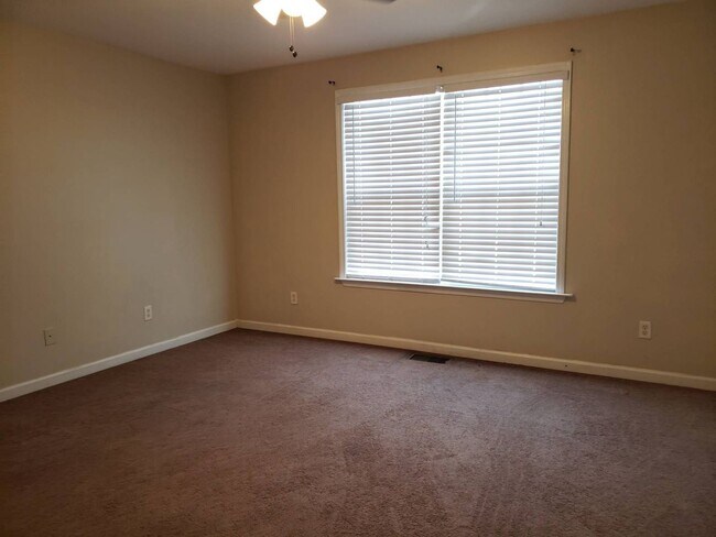 Building Photo - Fabulous Townhome in Gated Community w/Double Ensuites!