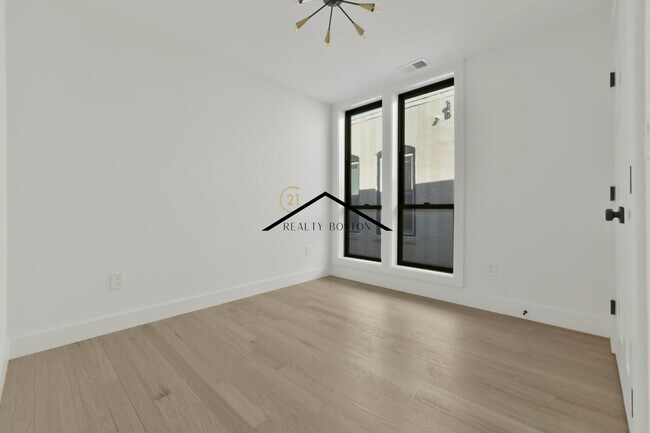 Building Photo - 280-282 Sumner Unit 3