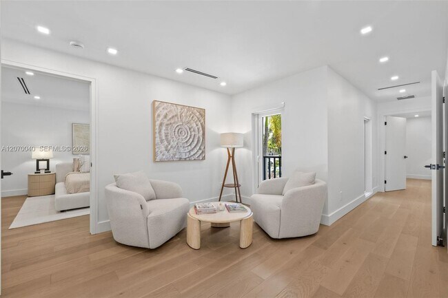 Building Photo - 257 N Coconut Ln