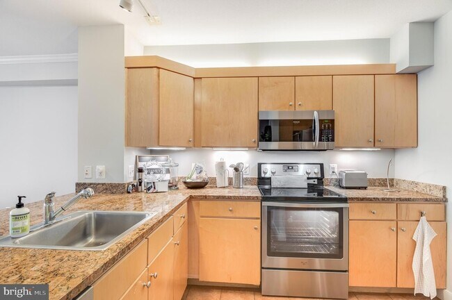 Building Photo - 616 E Street NW Unit 321