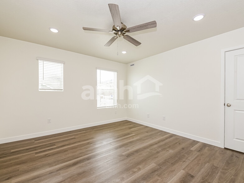 Building Photo - 1323 W Mahogany St