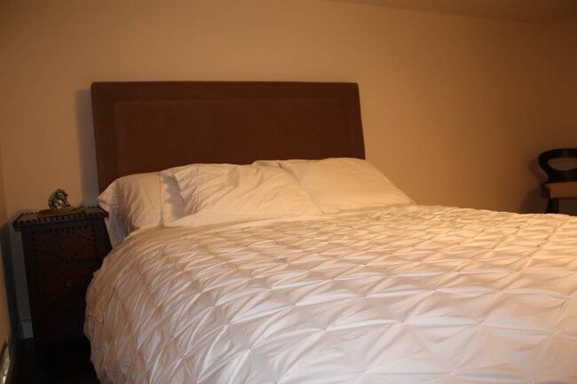 Building Photo - 5862 Homeland Rd