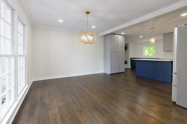 Building Photo - 280 E Valley Dr