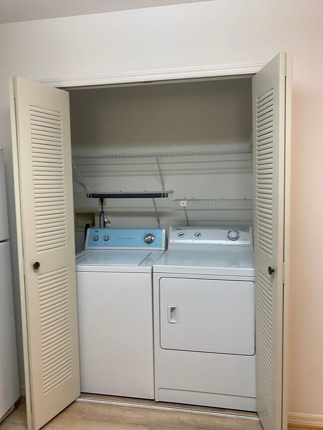 Building Photo - Spacious 3 Bedroom's, 2.5 bath condo in Lakeview Village.