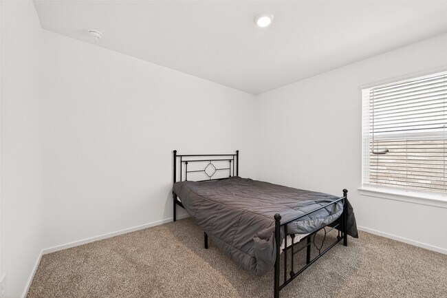 Building Photo - 5442 Pinetree Cres Ln