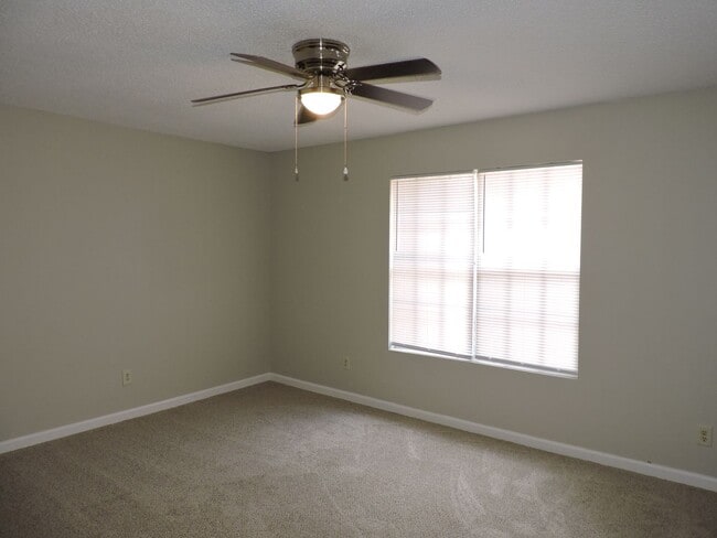 Building Photo - Convenient to schools & shopping!